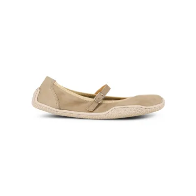 KOEL Valeria II Suede Taupe – Barfuß Ballerina mit Grounding Sohle OEL Valeria II Suede Taupe Barfuß-Ballerina aus taupefarbenem Veloursleder mit flexiblem Riemen und natürlicher Zehenform
