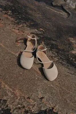 Shapen ORCHID Beige Wide Damen Barfußsandale auf Felsen