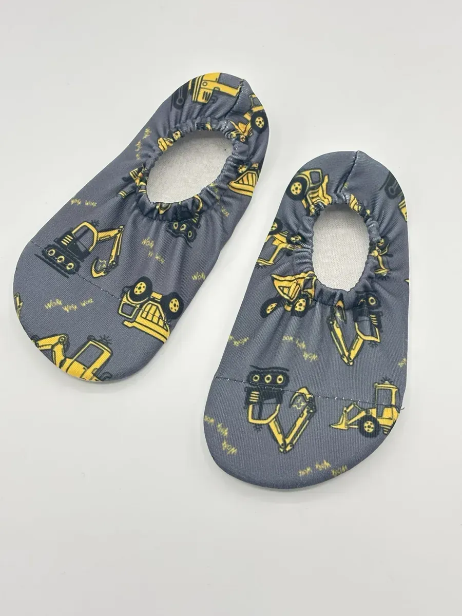 Rayve Splashsafe Baumaschine Kinder-Wasserschuhe mit Bagger-Motiv und elastischem Einstieg