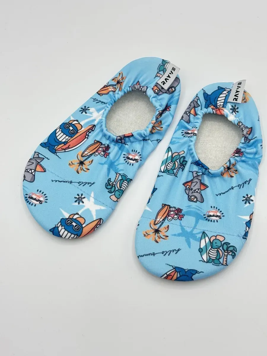 Rayve Splashsafe Sommerblau – Wasserschuhe, Hausschuhe & Turnschläppchen Kinder Rayve Splashsafe Sommerblau Kinder-Wasserschuhe mit Hai, Schildkröte und Surfbrett-Motiven