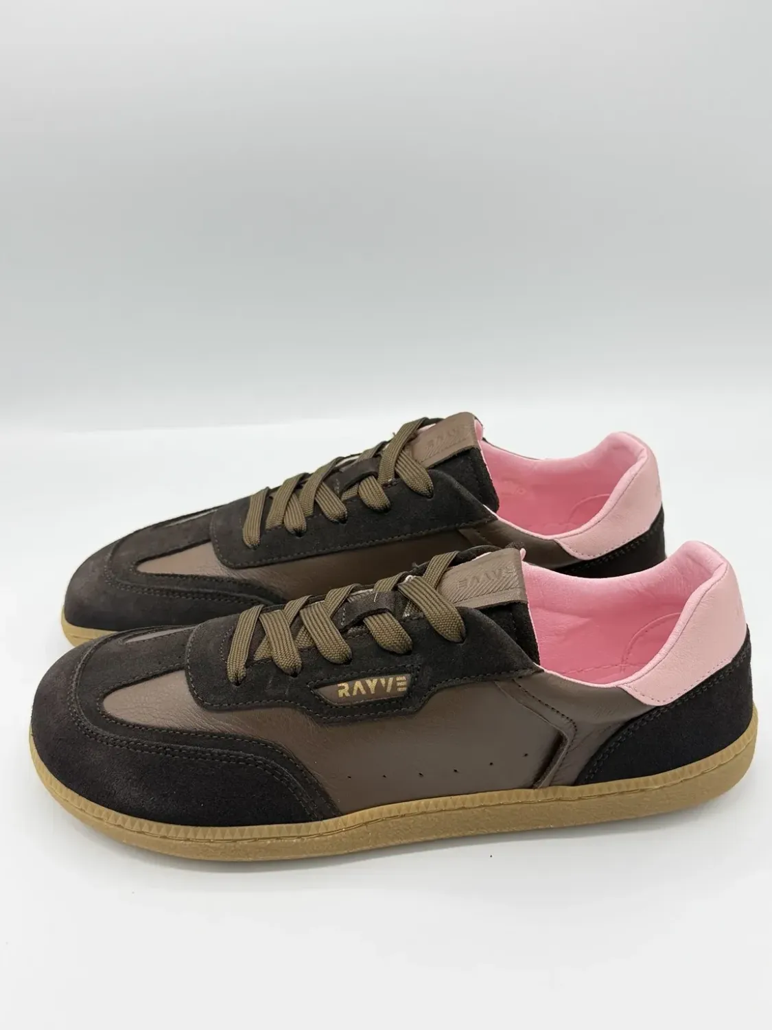 RAYVE Rio Espresso Damen Barfuß-Sneaker aus Leder in Braun mit rosa Fersenbereich und flexibler Soh…
