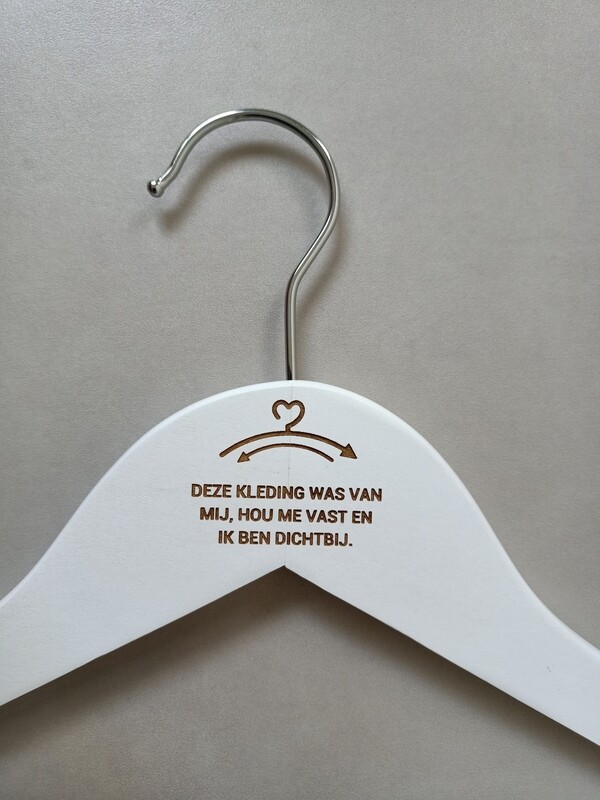 Kledinghanger wit voor het bewaren van dierbare kleding