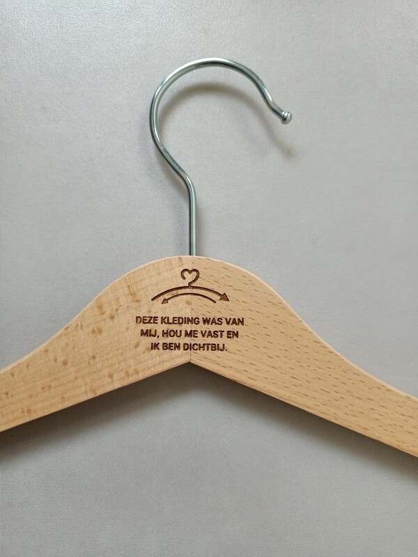 Kinderkledinghanger hout voor het bewaren van dierbare kleding