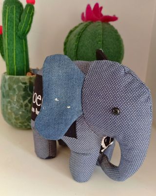 Troostknuffel- Olifant staand
