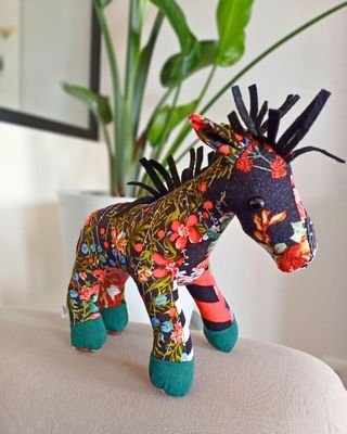 troostknuffel paard gemaakt van kleding van een overledene