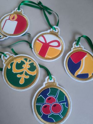 Kerstbalornament van kleding overledene