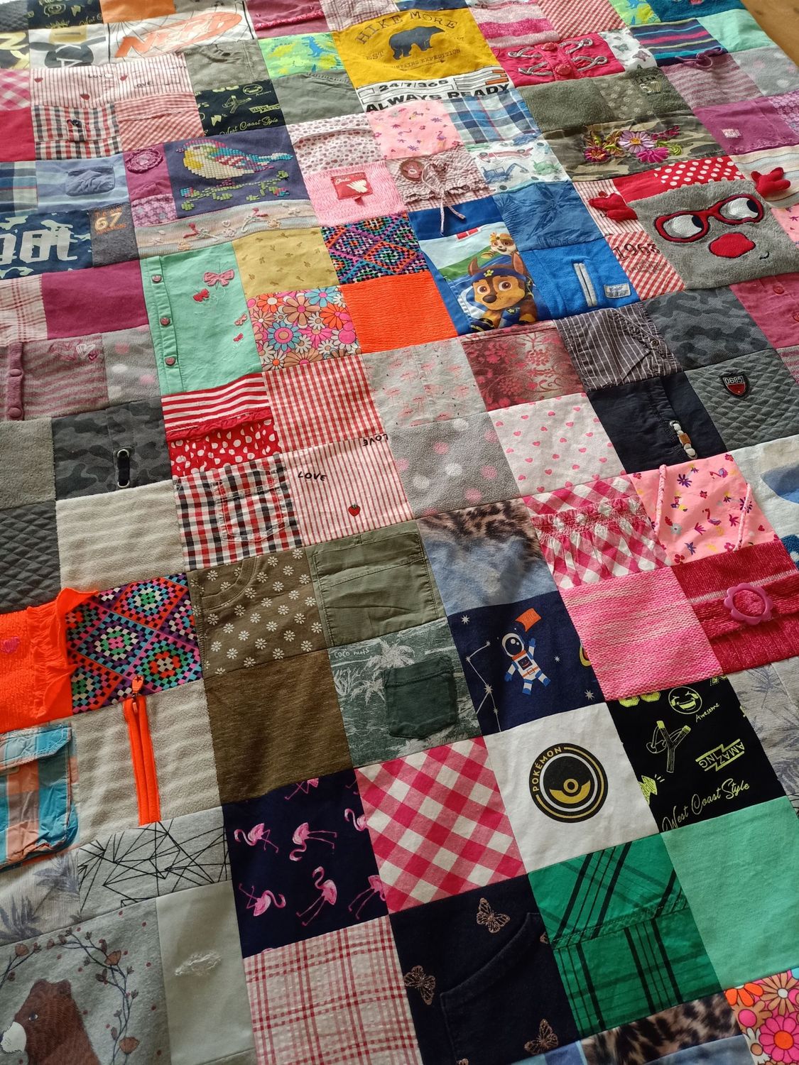Herinneringsdeken van eerste baby- en kinderkleding