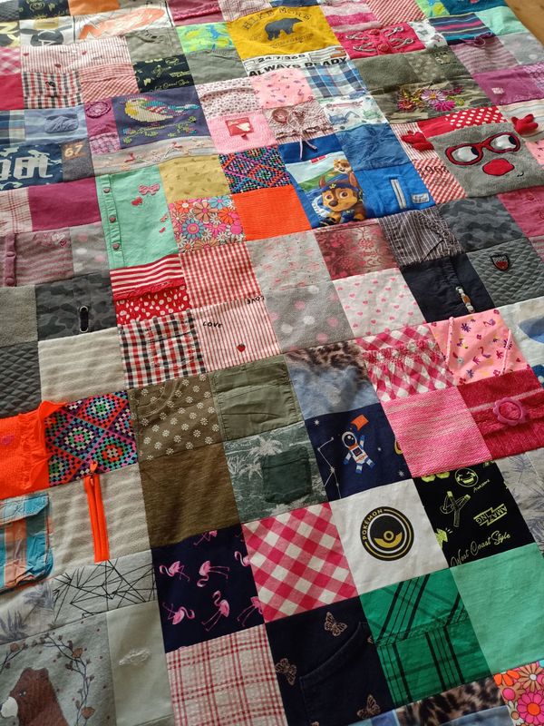 Herinneringsdeken van eerste baby- en kinderkleding