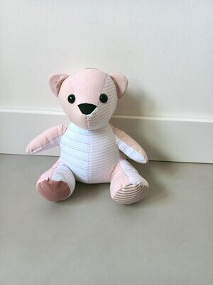 Herinneringsbeer van baby- of kinderkleding Herinneringsbeer van baby- of kinderkleding