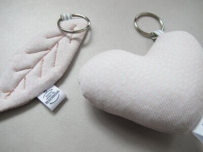 Sleutelhanger van baby- of kinderkleding Sleutelhanger van baby- of kinderkleding