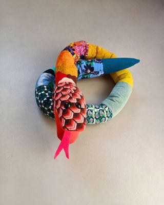 Herinneringsknuffel of troostknuffel slang van kleding van overledene