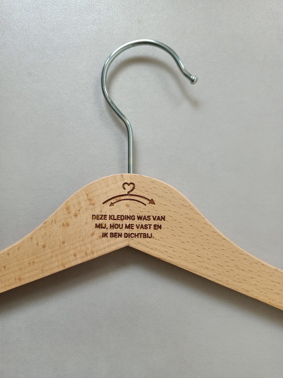 Kinderkledinghanger hout voor het bewaren van dierbare kleding