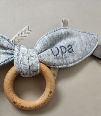 Houten bijtring van kleding overledene Houten bijtring van kleding overledene