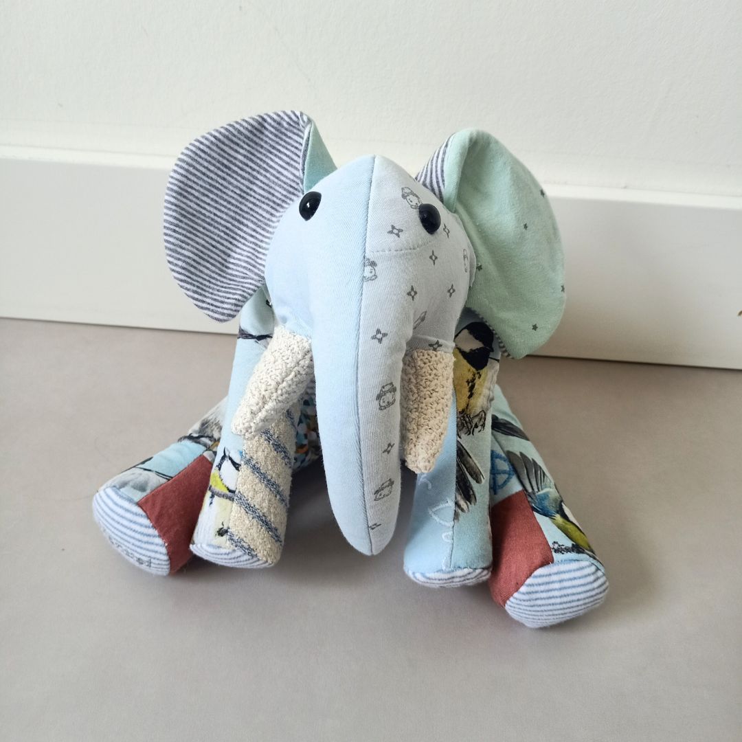 Herinneringsolifant van baby- of kinderkleding