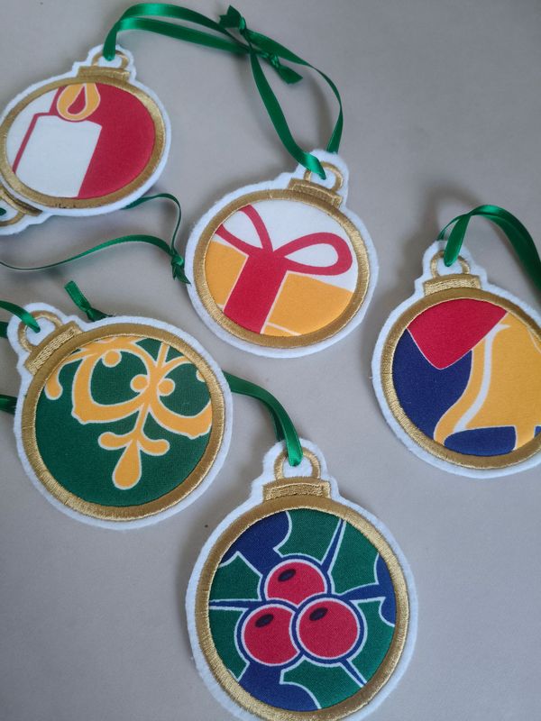 Kerstbalornament van kleding overledene