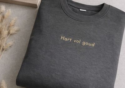 Hart vol goud – geborduurde sweater Hart vol goud – geborduurde sweater