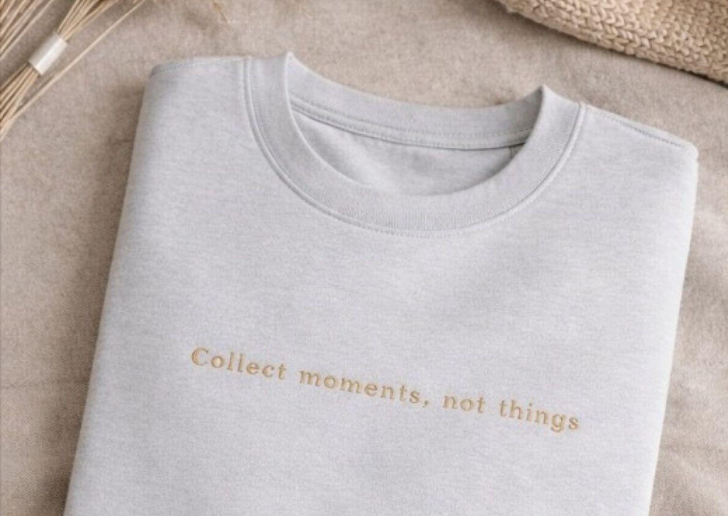 Collect moments, not things – geborduurde sweater