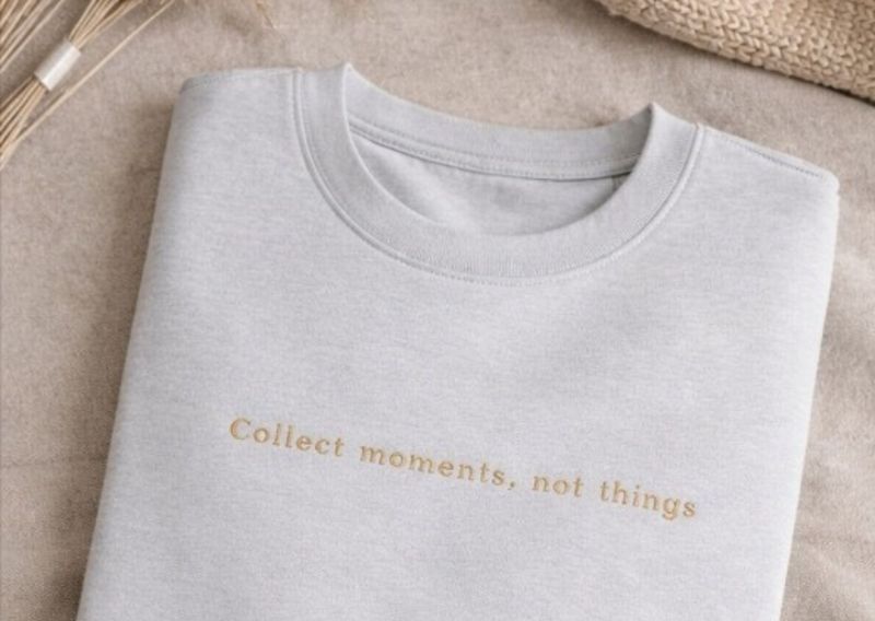 Collect moments, not things – geborduurde sweater