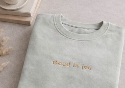 Goud in jou – geborduurde sweater Goud in jou – geborduurde sweater