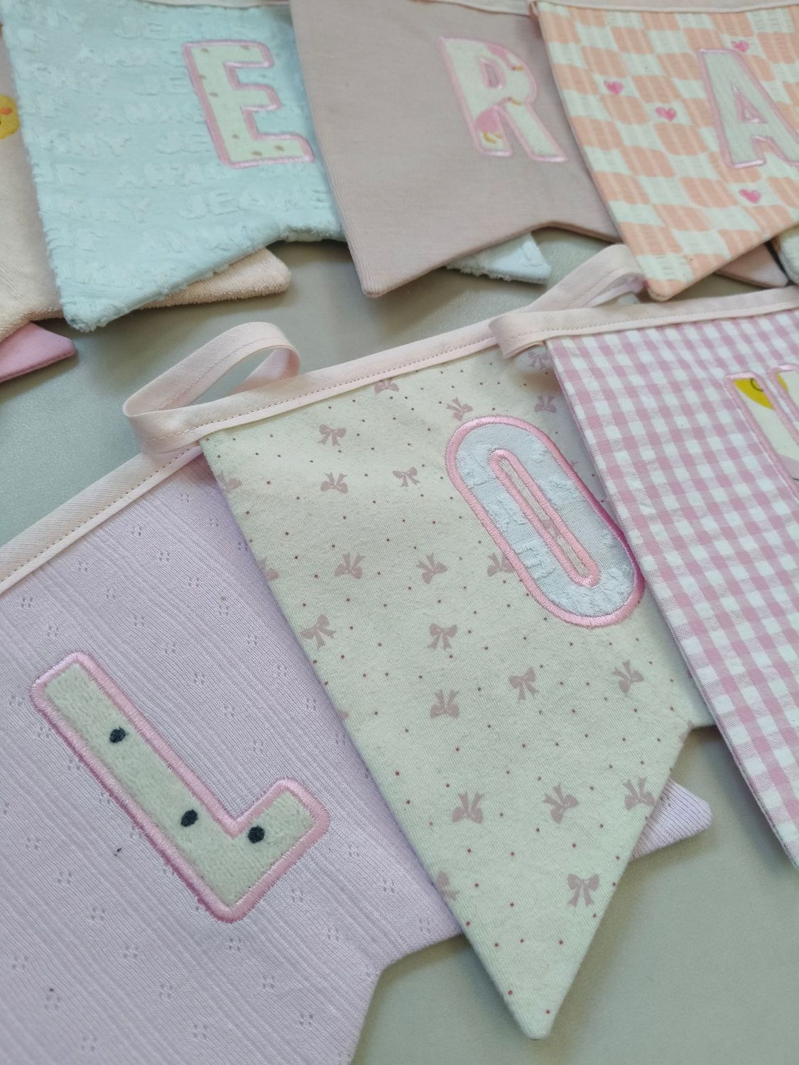 Vlaggenlijn met letterapplicaties