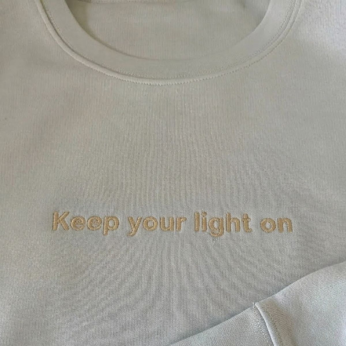 LIMITED EDITION l Keep your light on l geborduurde sweater LIMITED EDITION l Keep your light on l geborduurde sweater
