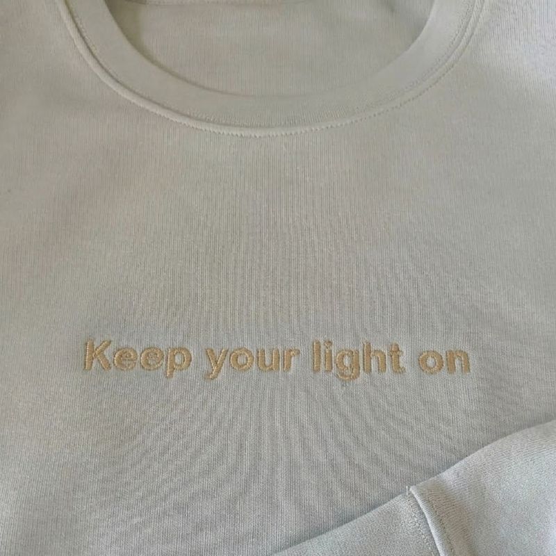 LIMITED EDITION l Keep your light on l geborduurde sweater LIMITED EDITION l Keep your light on l geborduurde sweater