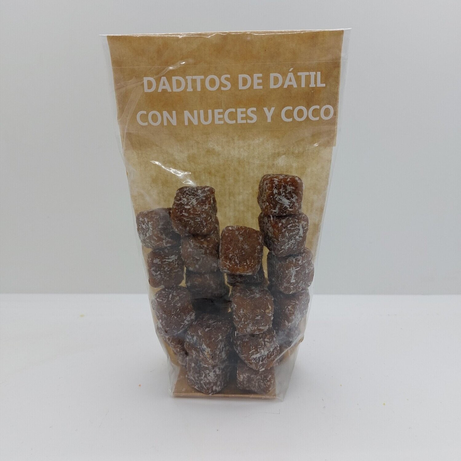 Daditos de dátil y nueces bañados en coco