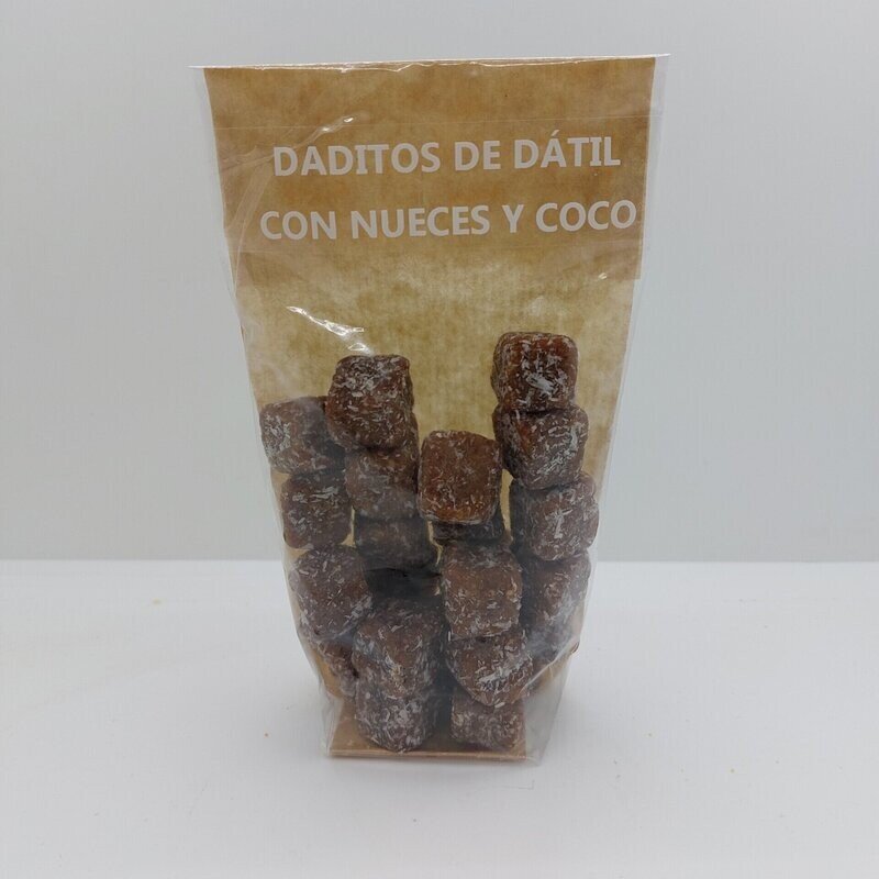 Daditos de dátil y nueces bañados en coco