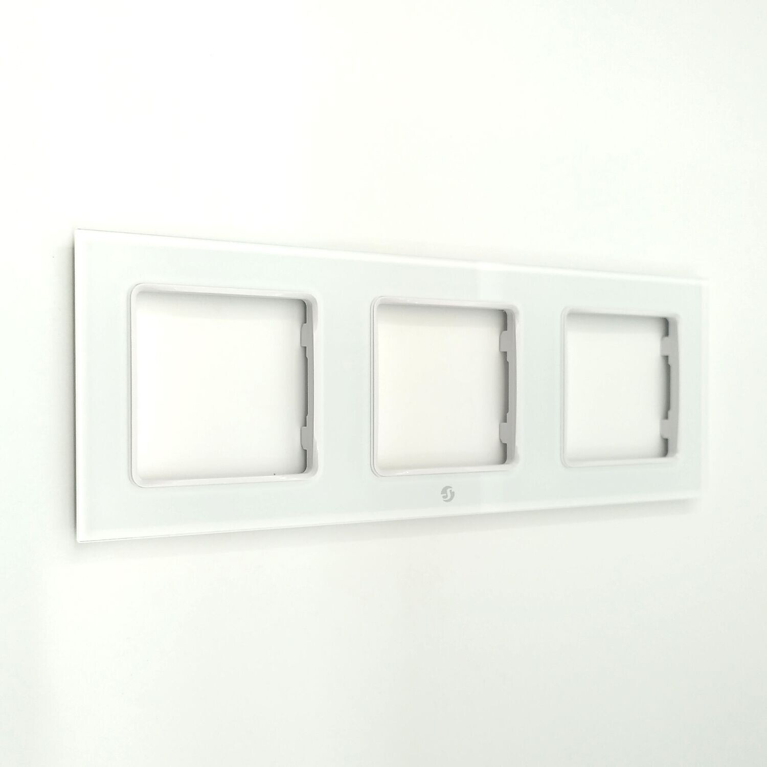 Shelly Wall Frame 3 - kolmen Wall Switch -tuotteen valkoinen seinäkehys