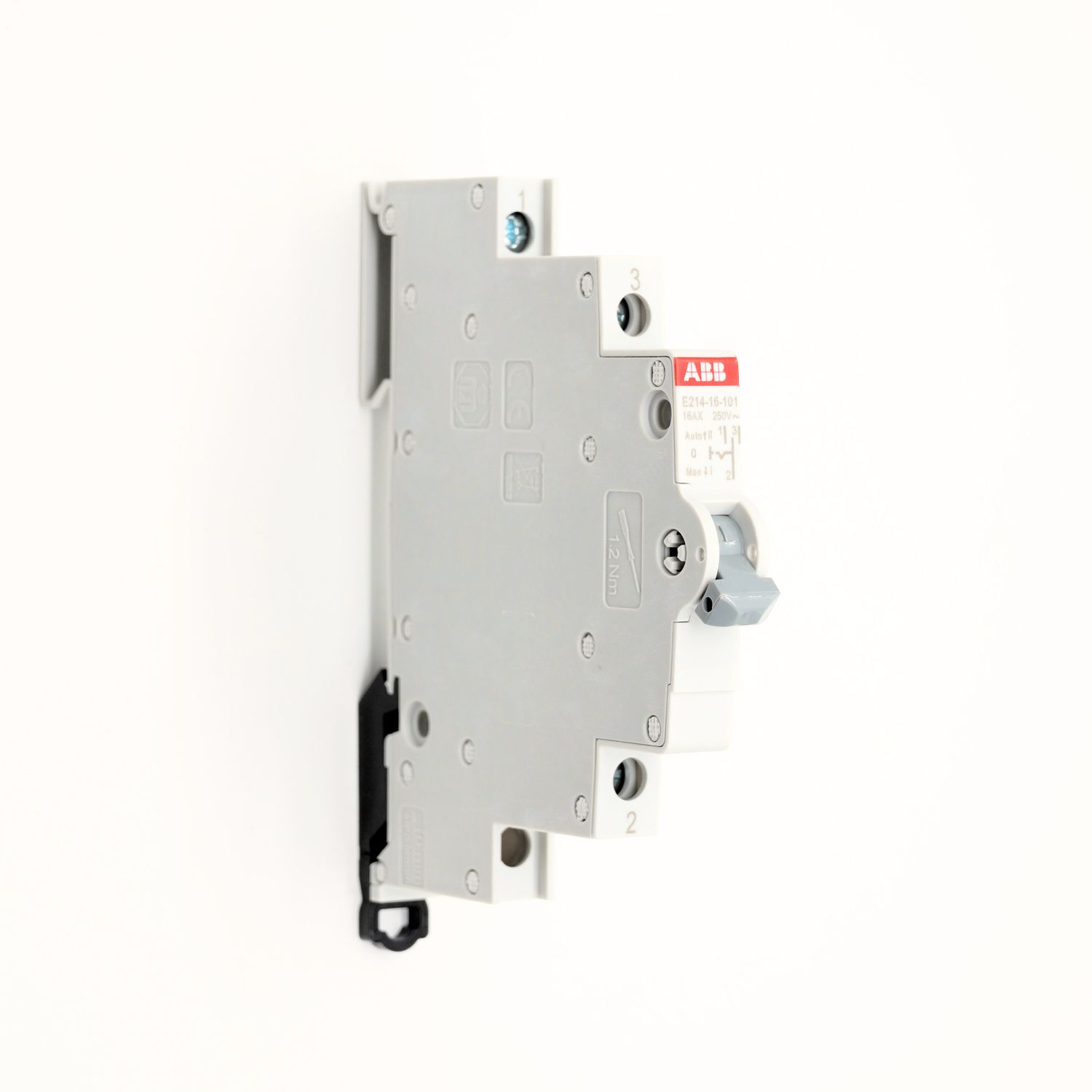 ABB kapea 1-0-2 -vaihtokytkin (230VAC / 16A) DIN-kiskoon