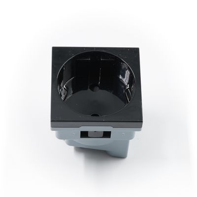 Shelly Wall Display Stand Musta pistokevirtalähde