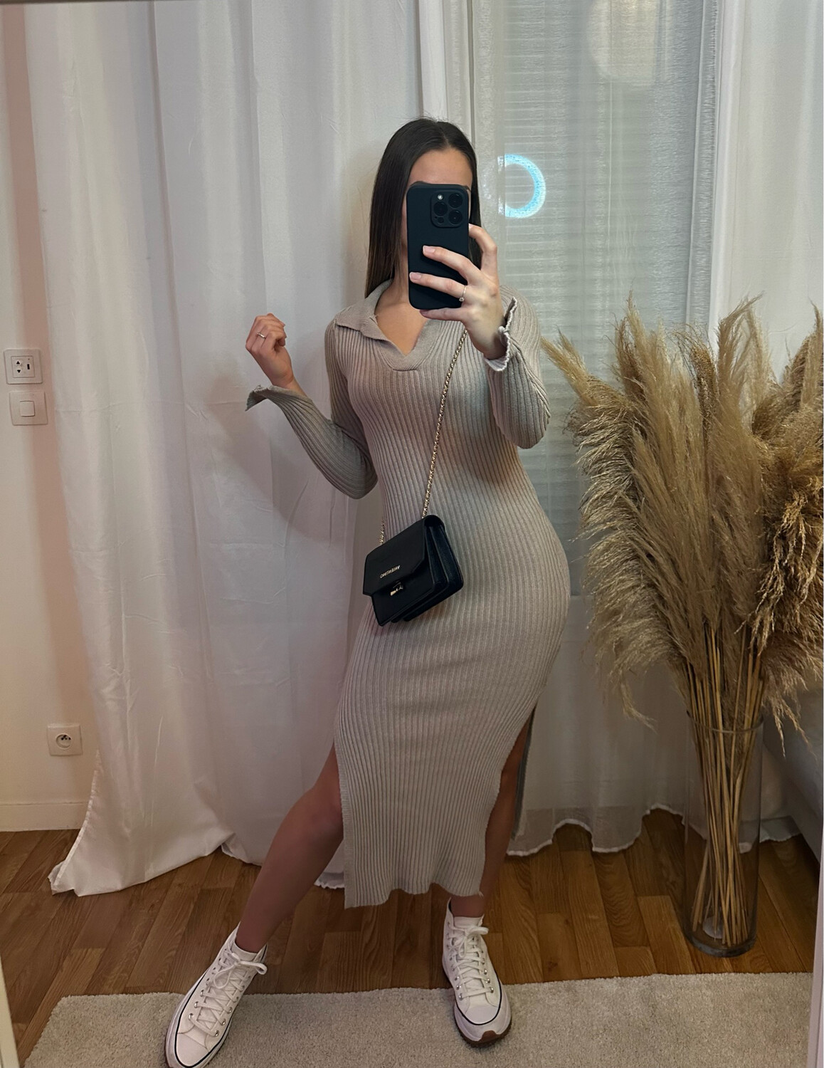 ROBE CÔTELÉ À FENTE COL V TAUPE