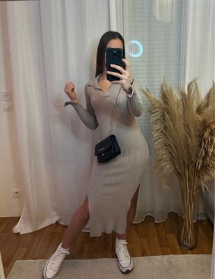 ROBE CÔTELÉ À FENTE COL V TAUPE