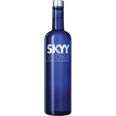 Uma foto atraente da garrafa de Vodka Skyy Original 70cl, com destaque para sua cor azul característica e, se possível, gelo e limão ao lado para sugerir um drink.