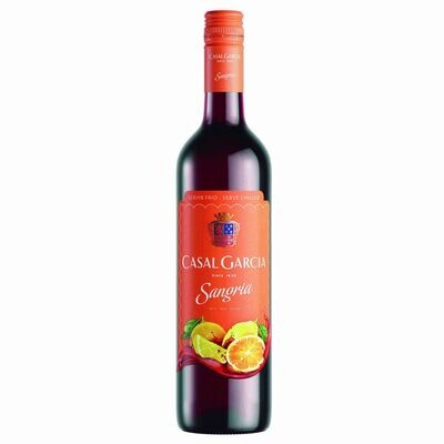 Garrafa de sangria Casal Garcia Tinto com uvas tintas e frutas vermelhas. Vinho vermelho rubi intenso em taças em um ambiente festivo.