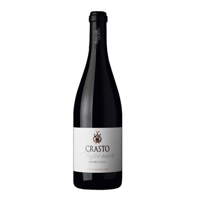 Garrafa de vinho Crasto Superior Tinto com fundo rústico e taça de vinho.