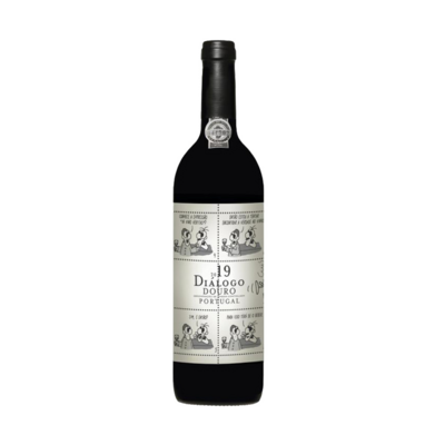 Uma garrafa de Diálogo Tinto 2021 ao lado de taças e uma tábua de queijos e charcuterie, transmitindo sofisticação e sabor.