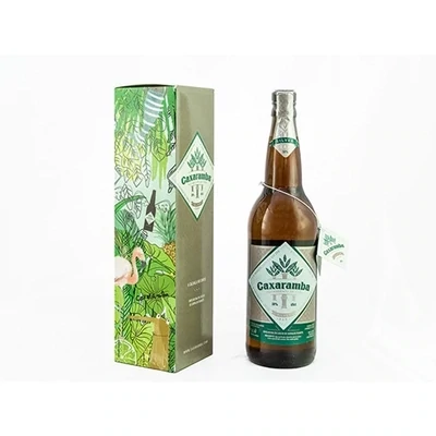 Cachaça Caxaramba Silver Oak Garrafa transparente com o rótulo "Cachaça Caxaramba Silver Oak" e imagens de espigas de carvalho ao fundo. O líquido da garrafa é de cor dourada clara.