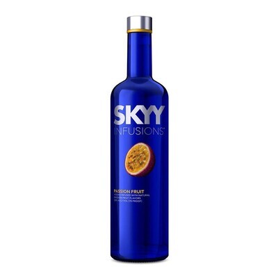 Uma foto atraente da garrafa de Vodka Skyy Infusions Passion Fruit 70cl, destacando sua cor azul característica e a fruta maracuja. 