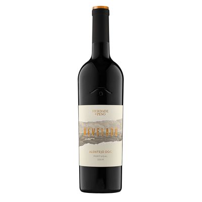 Herdade do Peso Revelado Tinto Garrafa de vinho tinto Herdade do Peso Revelado com rótulo marrom e dourado, apresentando o nome da herdade e a região Alentejo em destaque.