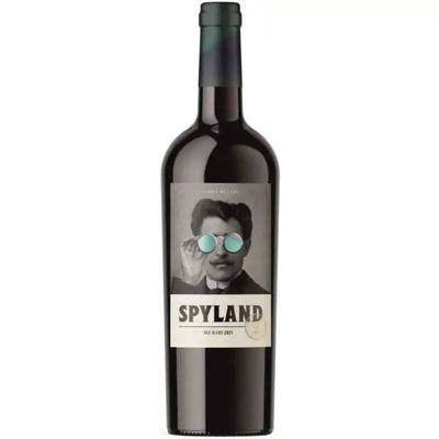 Garrafa elegante do vinho tinto Spyland 2021 com rótulo moderno em tons de azul e branco, destacando o nome do vinho, safra e região de origem.