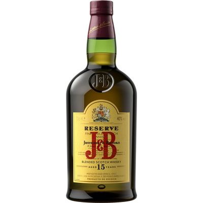 Uma garrafa elegante de J&B Reserve 15 anos, com destaque para o âmbar dourado do whisky e o rótulo clássico da marca.