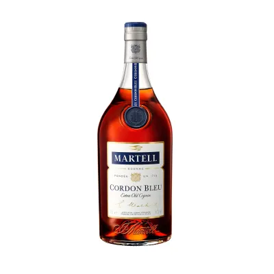 Uma garrafa elegante de Cognac Martell Cordon Bleu, destacando a cor âmbar profunda e o rótulo icônico com a faixa azul.