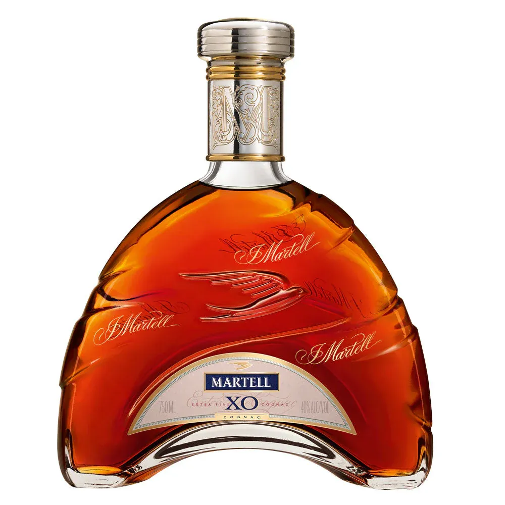 Cognac Martell XO Uma garrafa elegante de Cognac Martell XO, destacando a cor âmbar profunda e o rótulo icônico com a faixa azul.