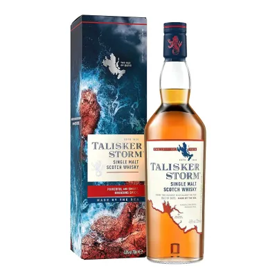 Uma garrafa de Talisker Storm, com seu design marcante e cor âmbar profunda.