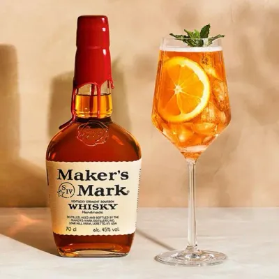 Uma garrafa de Maker's Mark Kentucky Straight Bourbon, com seu rótulo icônico e cor âmbar.