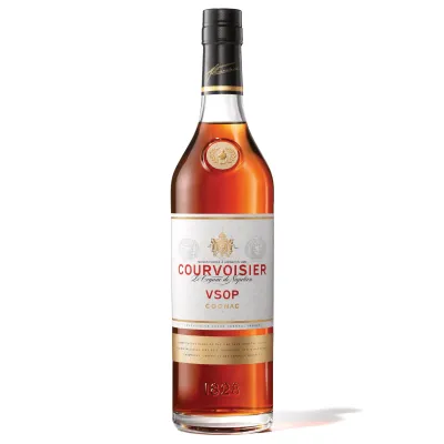 Uma garrafa de Cognac Courvoisier VSOP, com sua cor âmbar profunda e rótulo sofisticado.