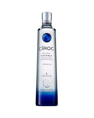 Garrafa de Cîroc Ultra Premium Vodka, destacando sua transparência e elegância sofisticada.