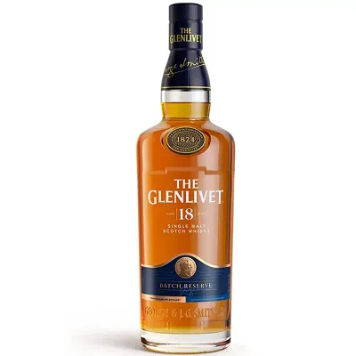 Garrafa de The Glenlivet 18 anos Single Malt ao lado de sua embalagem, destacando sua cor âmbar profunda e o design clássico.
