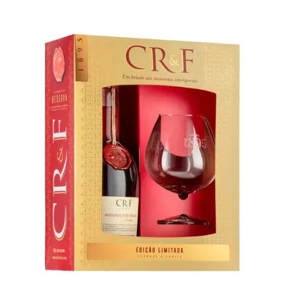 Aguardente CRF Reserva Edição Limitada Garrafa de aguardente CRF Reserva Edição Limitada em formato clássico, com tons âmbar intensos e rótulo dourado. Ao lado, um cálice de cristal elegante.